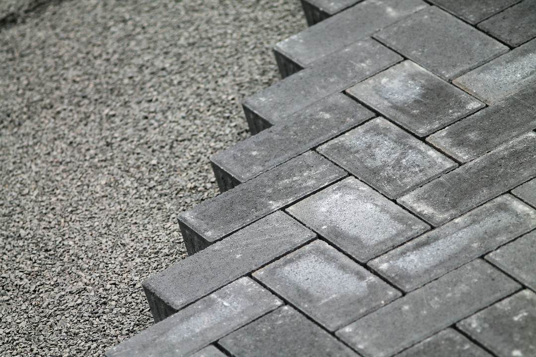 Co najlepiej sprawdzi się na podjeździe – żwir czy kostka brukowa?